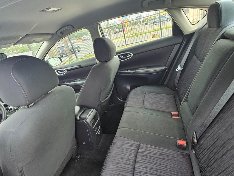 Nissan Sentra Vehicle Full-screen Gallery Image 12