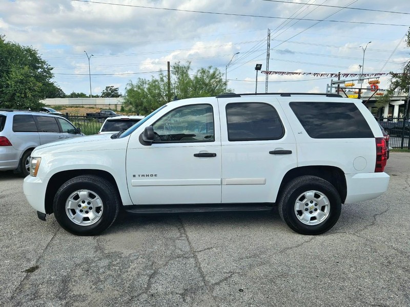 Chevrolet Tahoe Vehicle Image 02