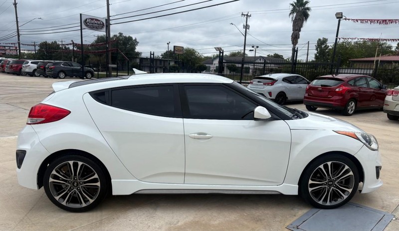 Hyundai Veloster Vehicle Image 06