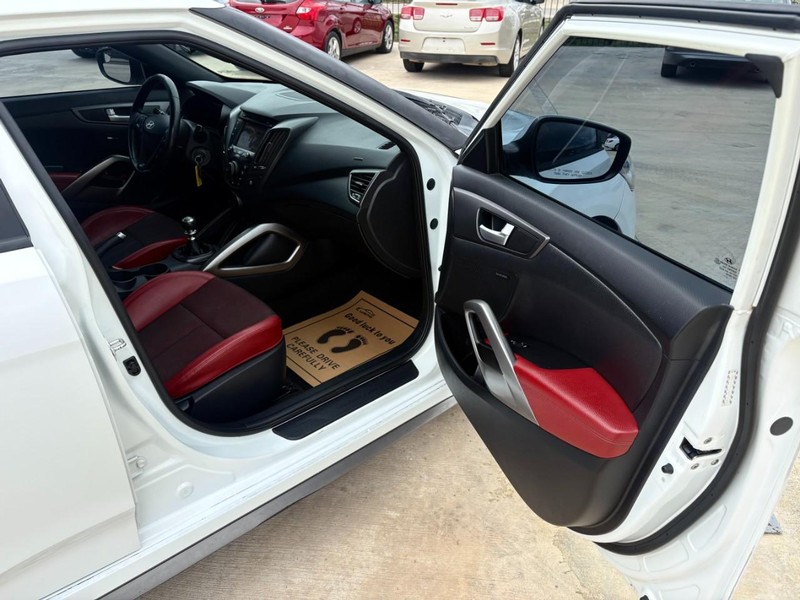Hyundai Veloster Vehicle Image 14