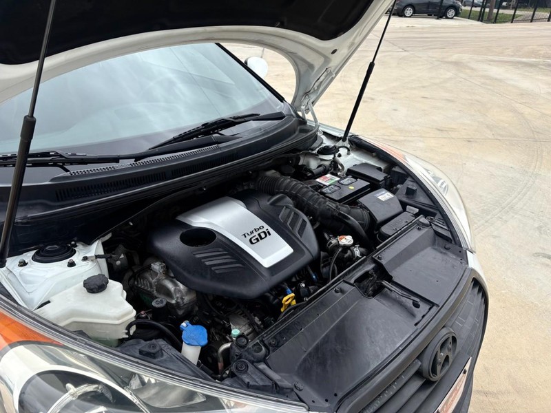 Hyundai Veloster Vehicle Image 16