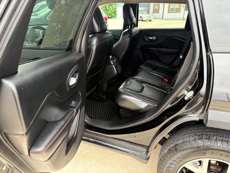 Jeep Cherokee Vehicle Image 09