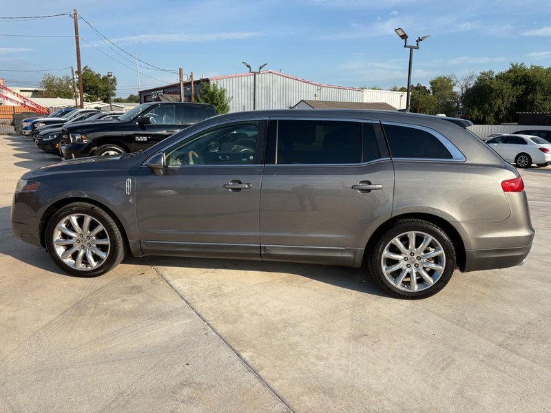 Lincoln MKT Vehicle Image 02