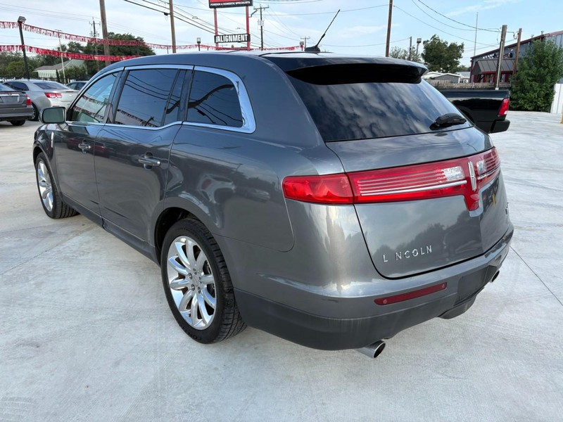 Lincoln MKT Vehicle Image 03