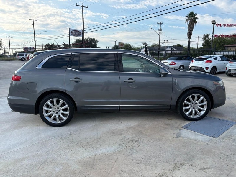 Lincoln MKT Vehicle Image 05