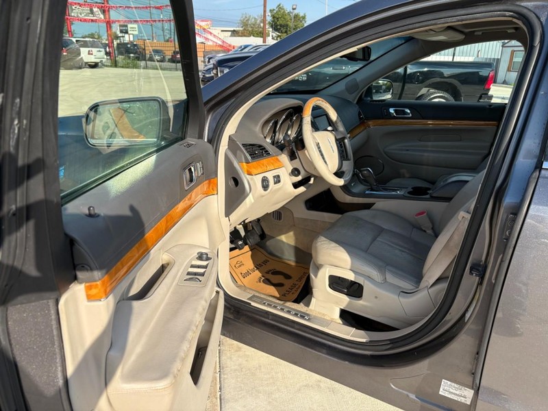 Lincoln MKT Vehicle Image 07