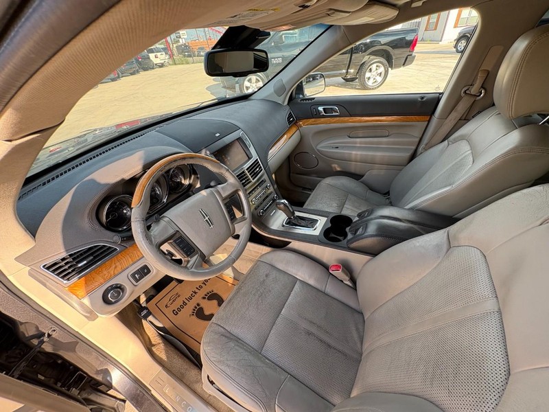 Lincoln MKT Vehicle Image 08