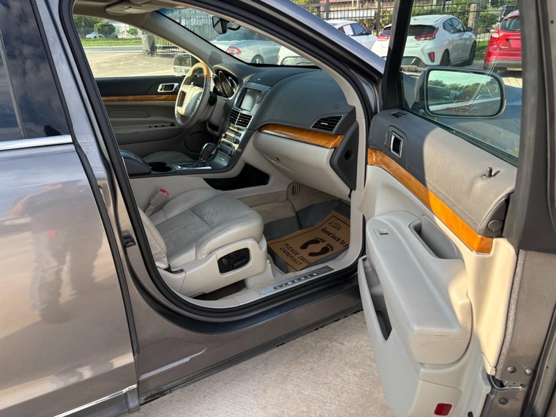 Lincoln MKT Vehicle Image 10