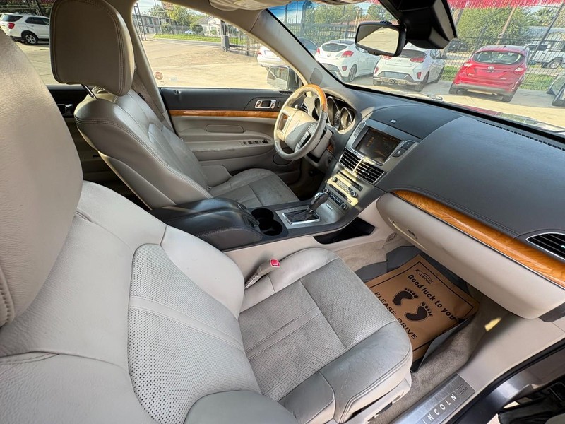 Lincoln MKT Vehicle Image 11
