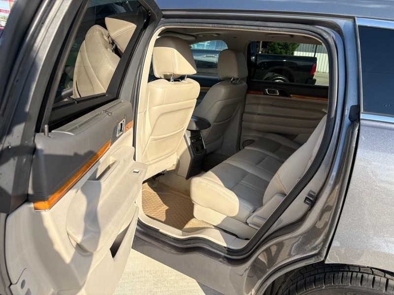 Lincoln MKT Vehicle Image 12