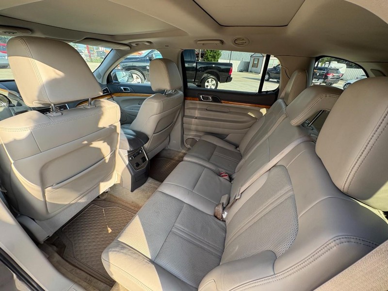 Lincoln MKT Vehicle Image 13
