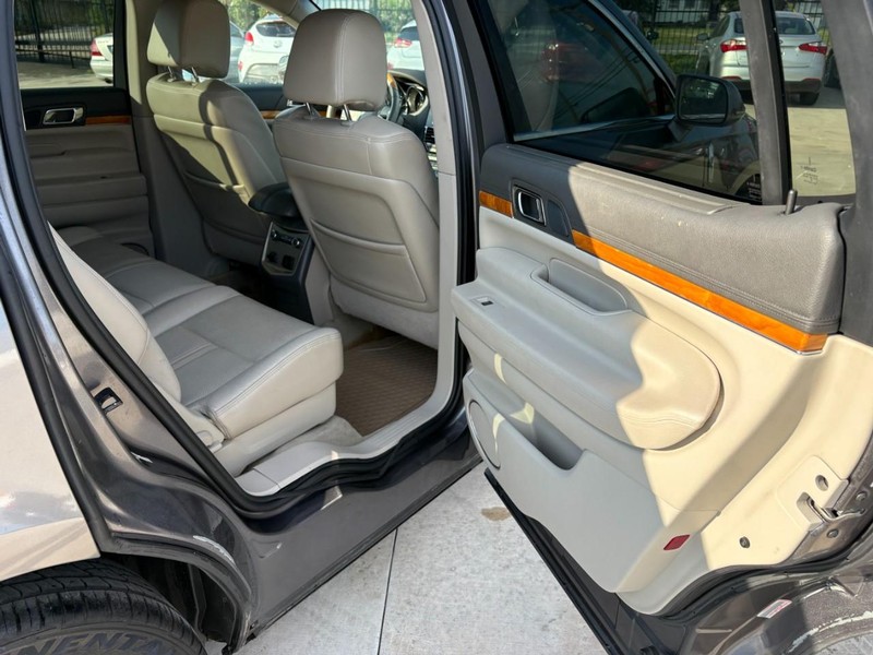 Lincoln MKT Vehicle Image 14