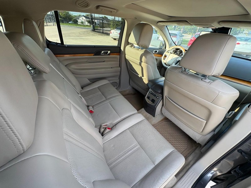 Lincoln MKT Vehicle Image 15