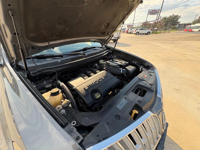 Lincoln MKT Vehicle Image 17