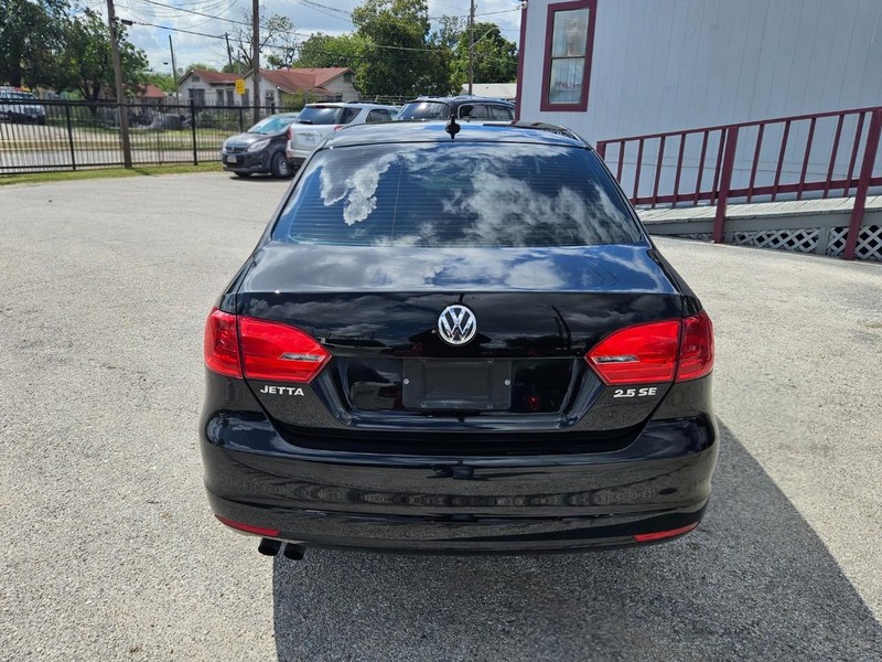 Volkswagen Jetta Sedan Vehicle Image 04