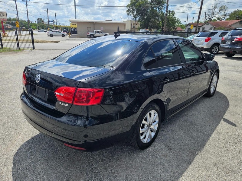 Volkswagen Jetta Sedan Vehicle Image 05