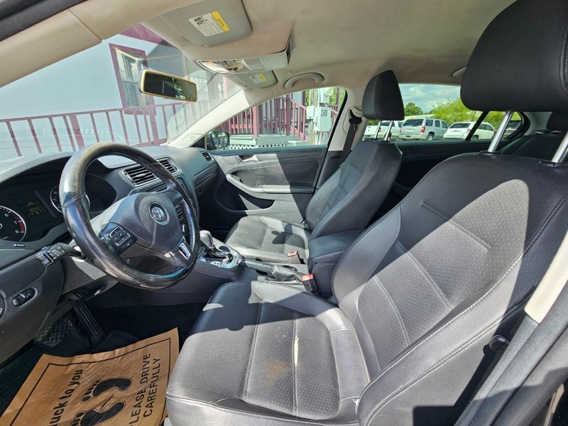 Volkswagen Jetta Sedan Vehicle Image 10