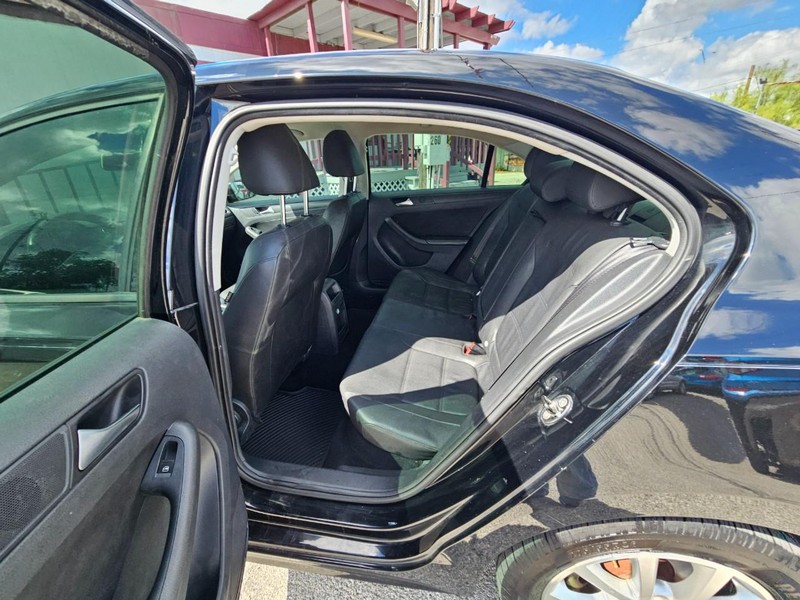 Volkswagen Jetta Sedan Vehicle Image 11