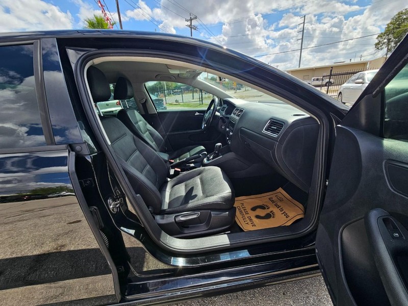 Volkswagen Jetta Sedan Vehicle Image 13