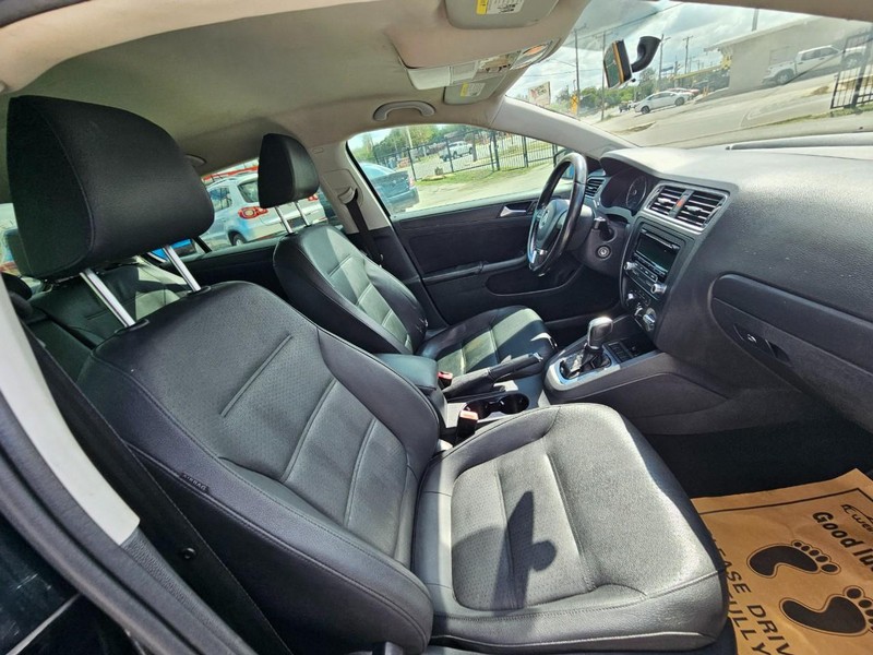 Volkswagen Jetta Sedan Vehicle Image 14