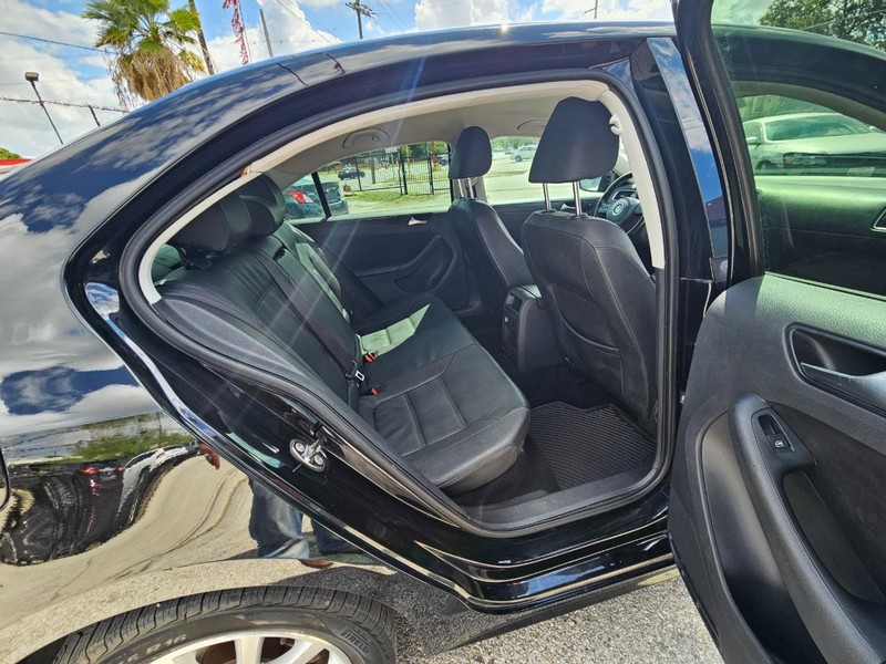 Volkswagen Jetta Sedan Vehicle Image 15