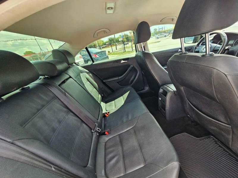 Volkswagen Jetta Sedan Vehicle Image 16