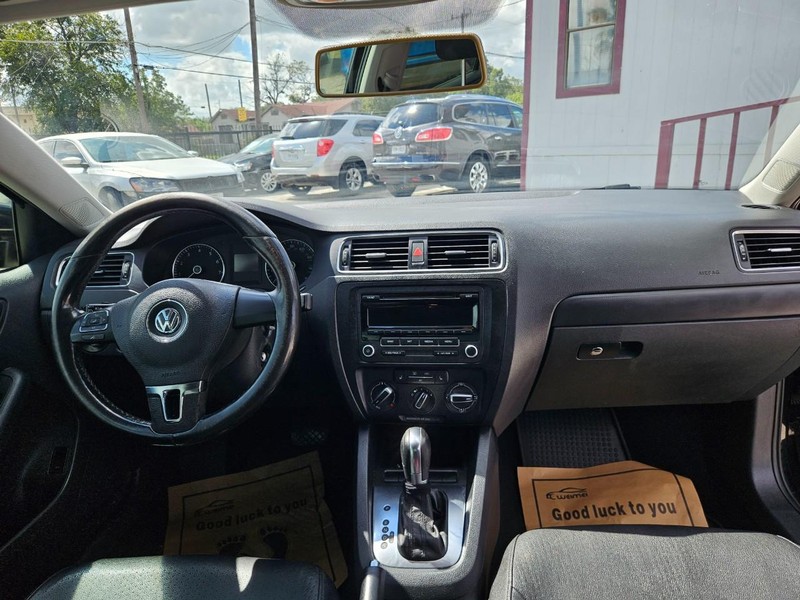 Volkswagen Jetta Sedan Vehicle Image 17