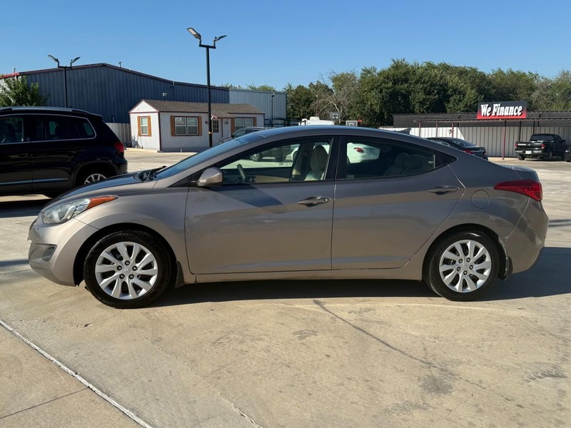 Hyundai Elantra Vehicle Image 02