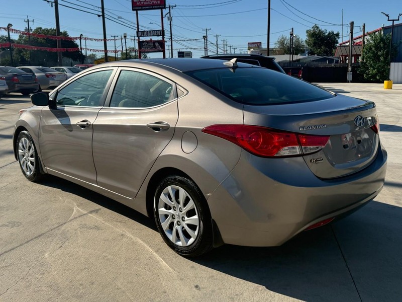 Hyundai Elantra Vehicle Image 03