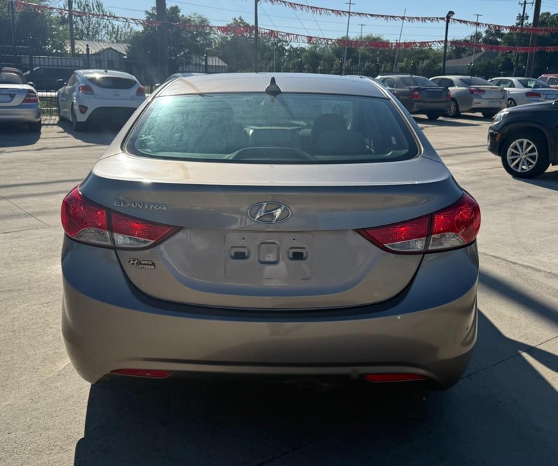 Hyundai Elantra Vehicle Image 04