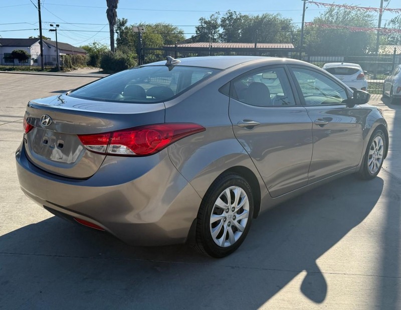 Hyundai Elantra Vehicle Image 05