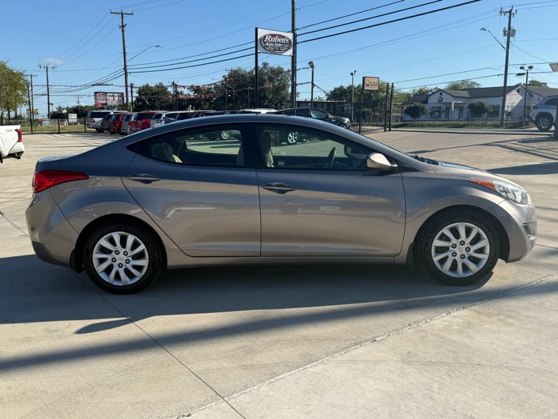 Hyundai Elantra Vehicle Image 06