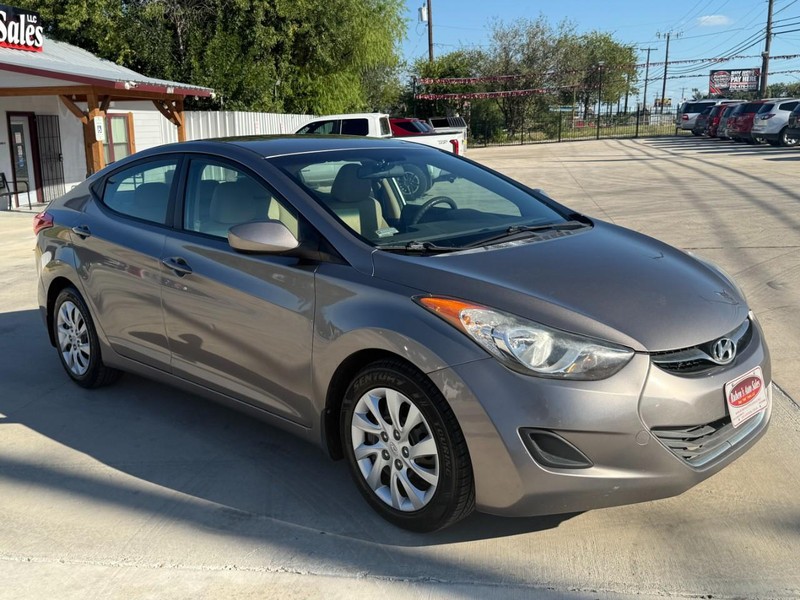 Hyundai Elantra Vehicle Image 07