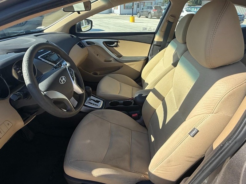 Hyundai Elantra Vehicle Image 10