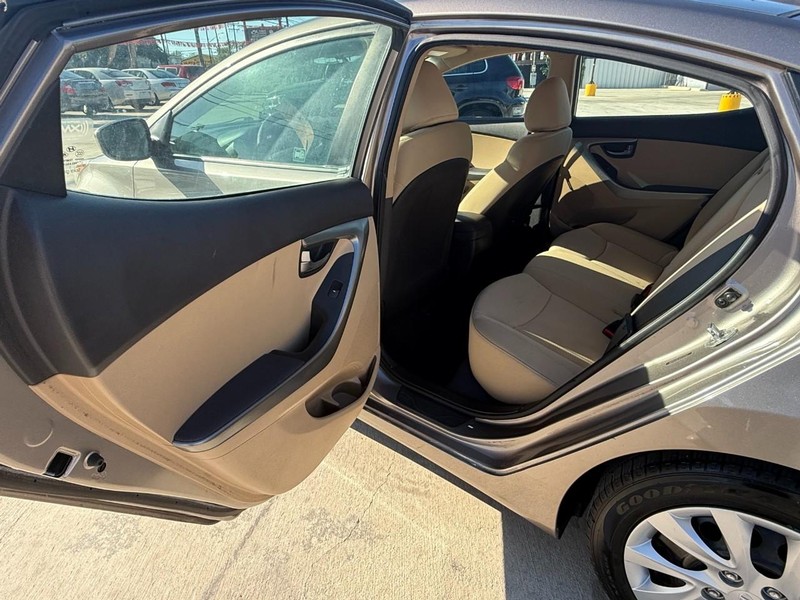 Hyundai Elantra Vehicle Image 11