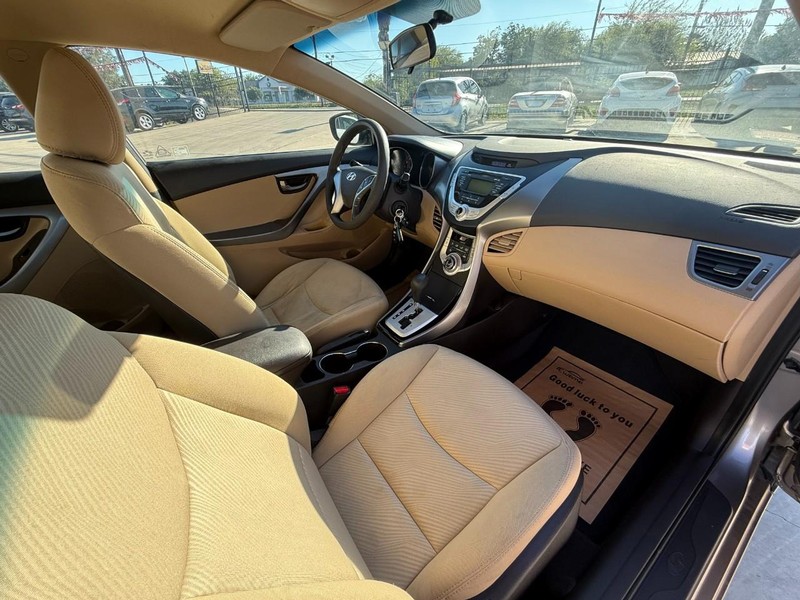 Hyundai Elantra Vehicle Image 14