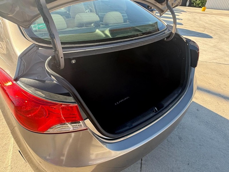 Hyundai Elantra Vehicle Image 17
