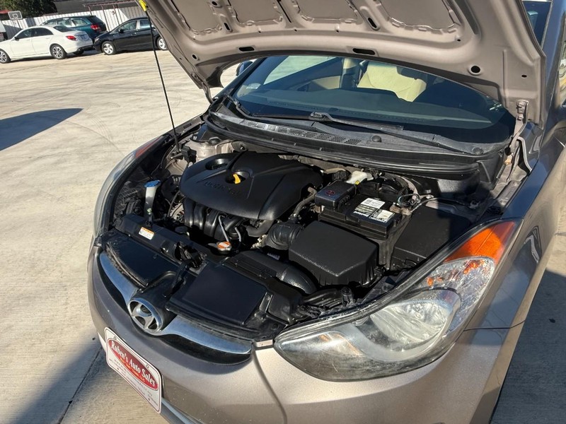Hyundai Elantra Vehicle Image 18