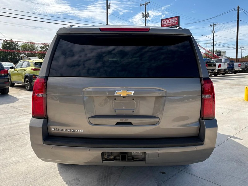 Chevrolet Suburban Vehicle Image 04