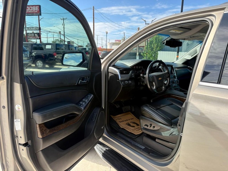Chevrolet Suburban Vehicle Image 09