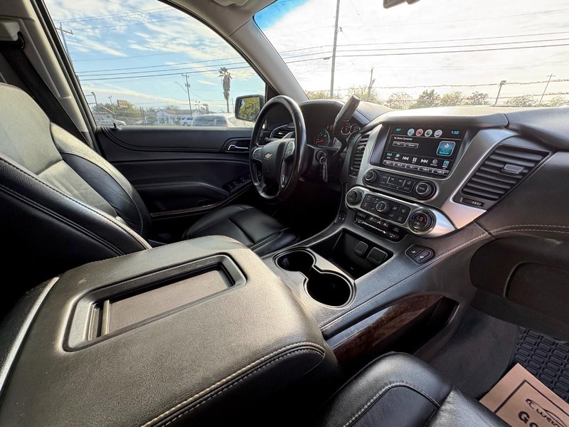 Chevrolet Suburban Vehicle Image 15