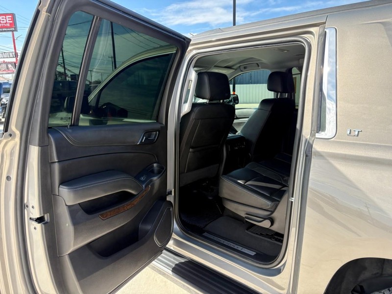 Chevrolet Suburban Vehicle Image 16