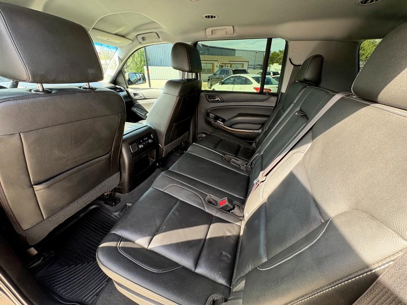 Chevrolet Suburban Vehicle Image 17