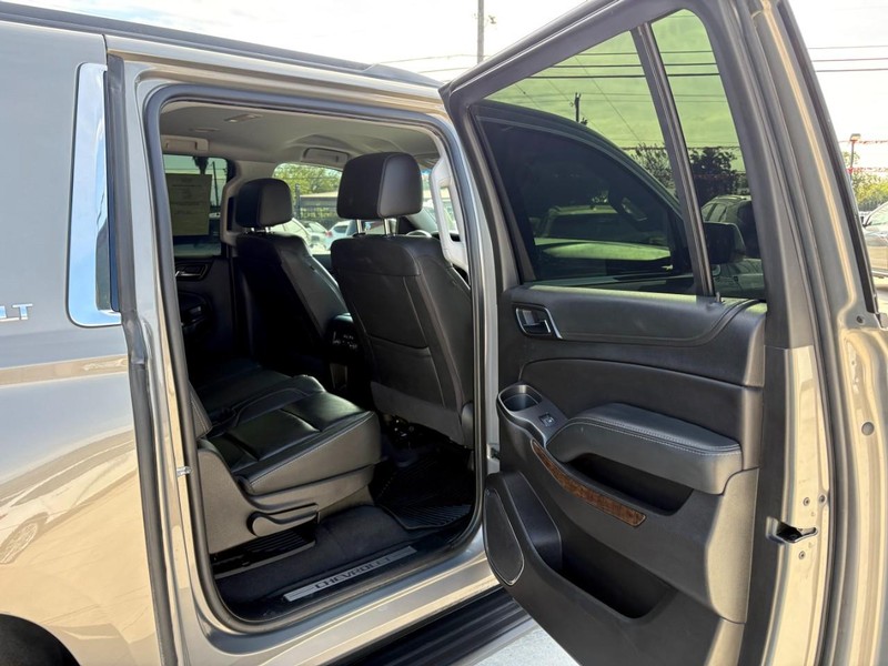 Chevrolet Suburban Vehicle Image 18
