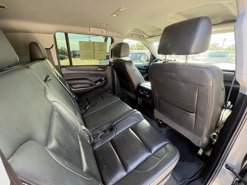 Chevrolet Suburban Vehicle Image 19