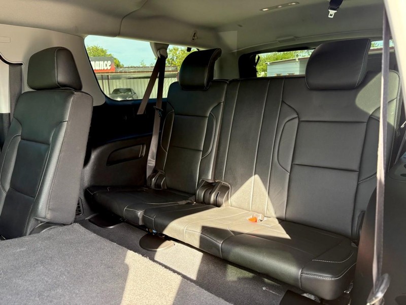 Chevrolet Suburban Vehicle Image 20