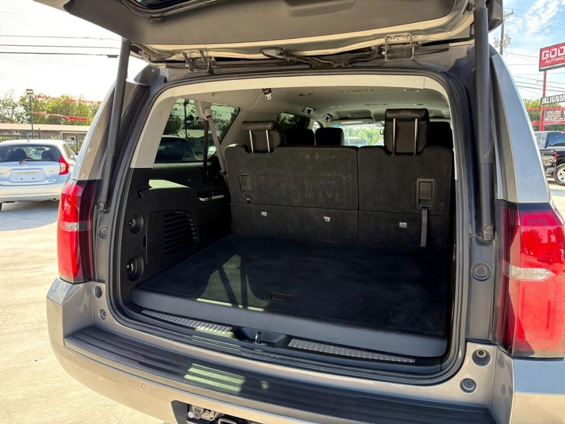Chevrolet Suburban Vehicle Image 21