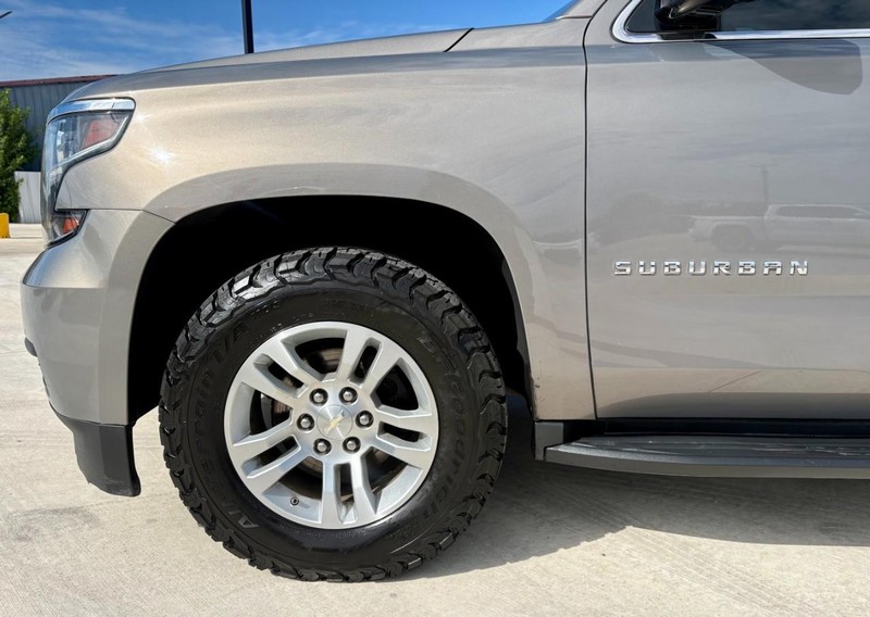 Chevrolet Suburban Vehicle Image 22