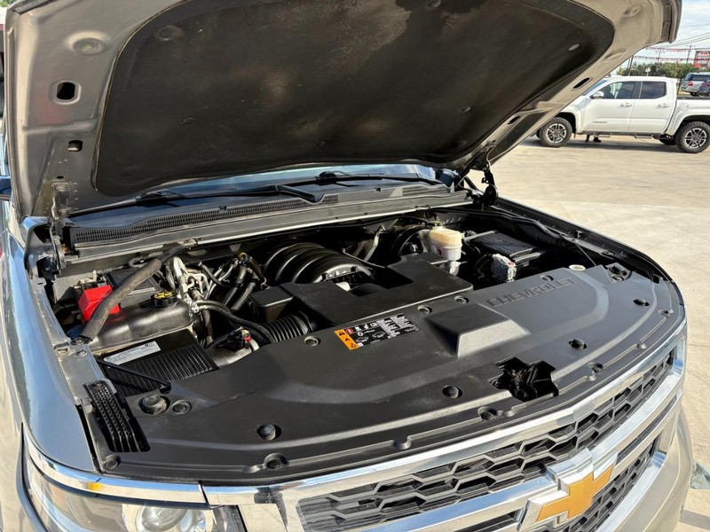 Chevrolet Suburban Vehicle Image 23
