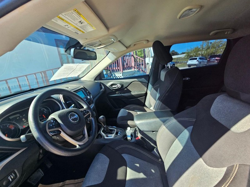 Jeep Cherokee Vehicle Full-screen Gallery Image 11